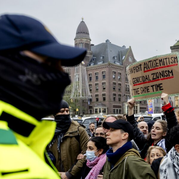 Hoe zit het met het vertrouwen van islamitische Nederlanders in politiek en media na de rellen in Amsterdam?