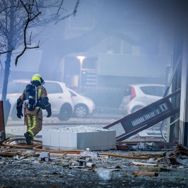 Portiekflat in Den Haag deels ingestort na explosie: 'Dit is foute boel'