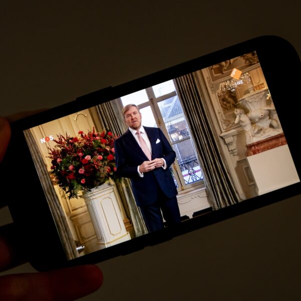 Koning staat in kersttoespraak stil bij spanningen in de samenleving
