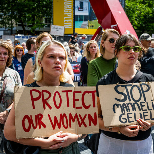 Dolle Mina's uit noodzaak weer terug: 'Triest dat het nodig is, maar fijn dat het gebeurt'