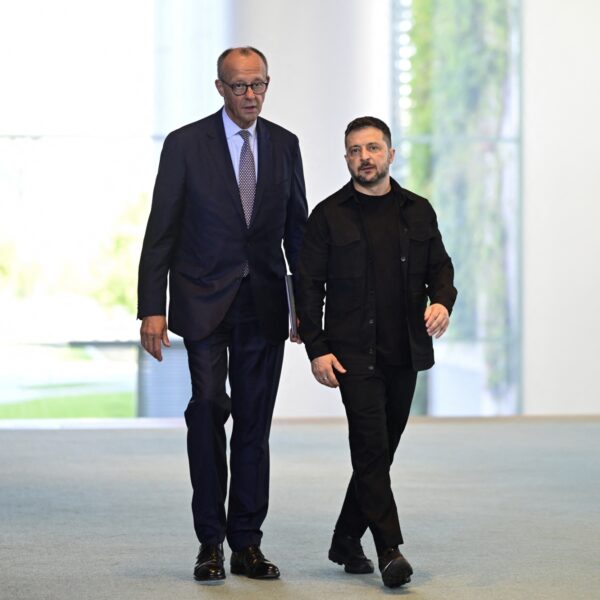 Merz blinkt uit in Brussel, botst in Berlijn