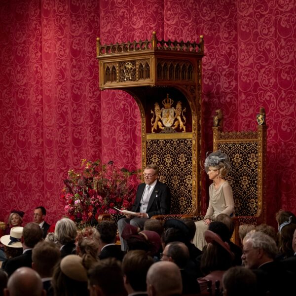 Podcast De Dag: hoe politici en media het vertrouwen knakken