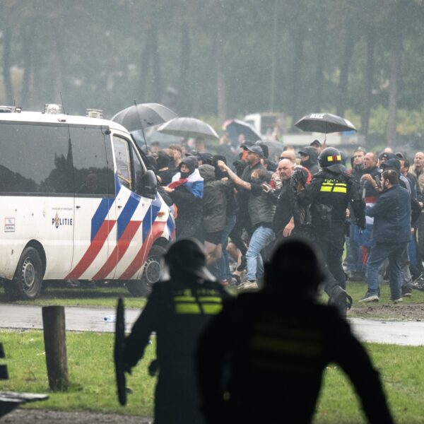 Podcast De Dag: tussen de relschoppers in Den Haag