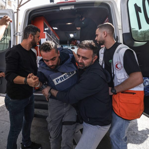 Hoe wordt bepaald welke wetenschappers en journalisten uit conflictgebieden naar Nederland mogen komen?