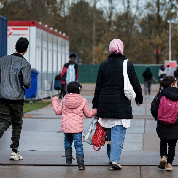 Bezuinigingen bij VluchtelingenWerk: 'Haalt de smeerolie weg in een nu al chaotische asielketen'
