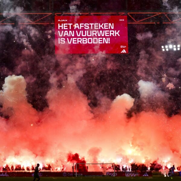 Vuurwerkverbod in stadions lijkt nog altijd niet te helpen: 'Ajax huilt krokodillentranen'