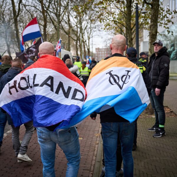 Nieuwsuurverhaal: de wereld achter anti-azc-stickers