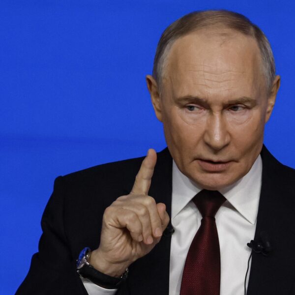 'Gefrustreerde' Poetin houdt bevolking met persconferentie in 'Kremlin-bubbel': 'Eén grote Poetin-show'