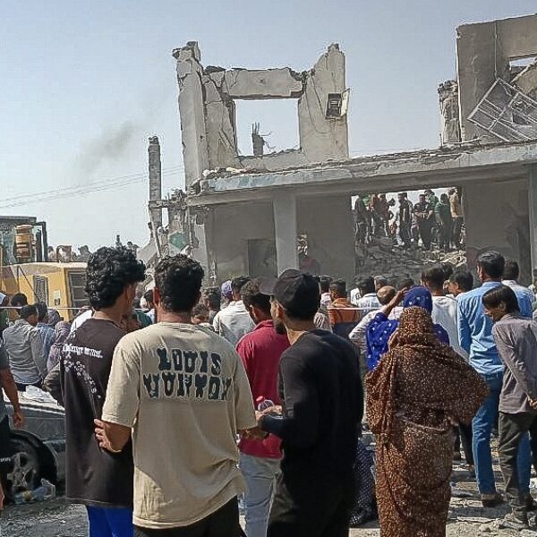 Angst en hoop nu bewind Iran wankelt: 'Nu leiders er niet meer zijn, heeft regime nog steeds de macht'