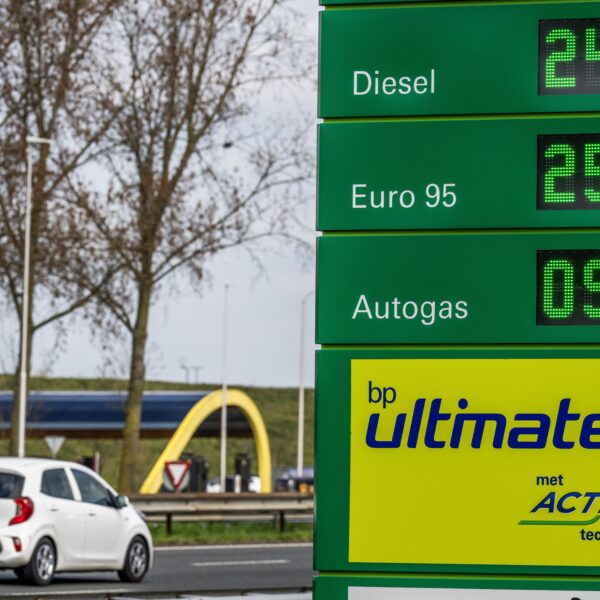 Moet er een prijsplafond op brandstofprijzen komen? 'Komt bij verkeerde mensen terecht'