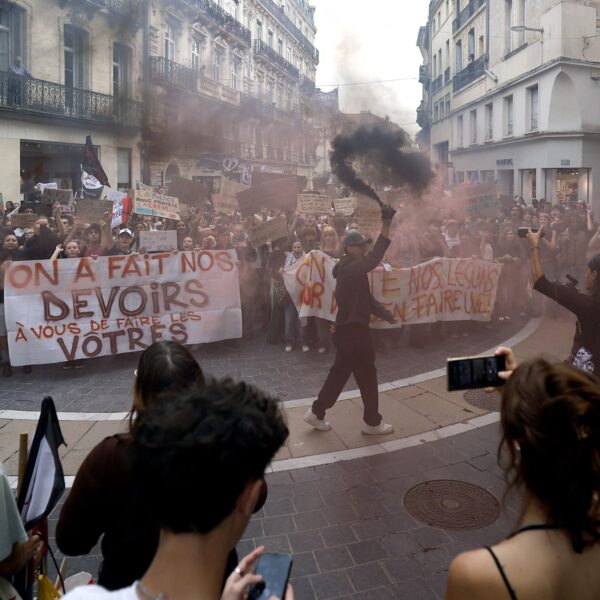 Podcast De Dag: wat de Franse scholierenprotesten steeds groter maakt