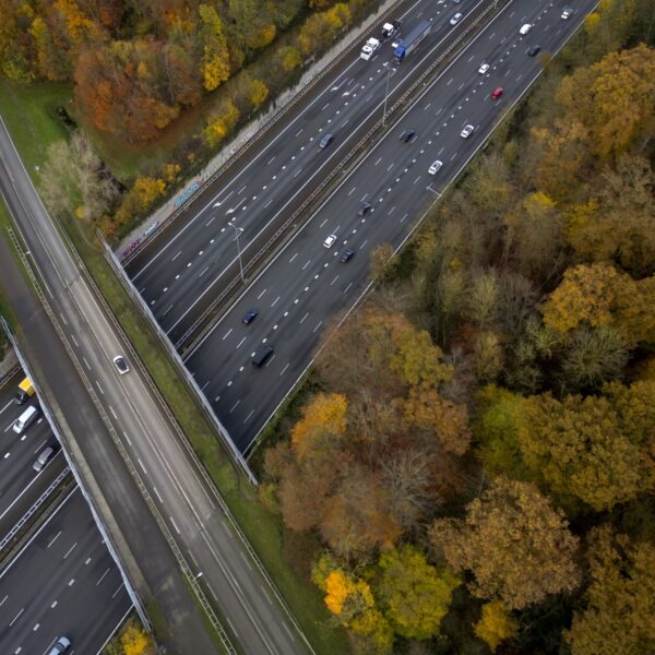 Waarom rijden Nederlanders aan de rechterkant van de weg?