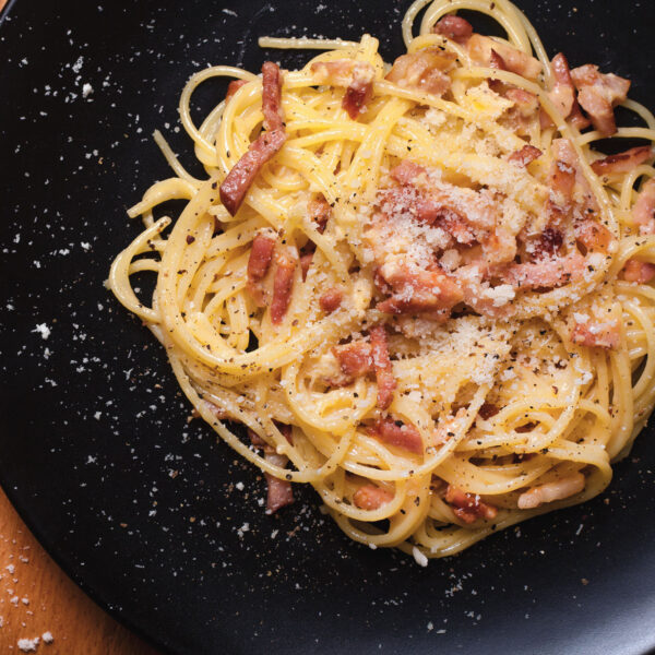 Hoe Italiaans zijn Parmezaanse kaas en pasta carbonara?