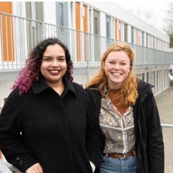 Samenwonen in een azc. Dé oplossing voor de asielopvangcrisis en wooncrisis?