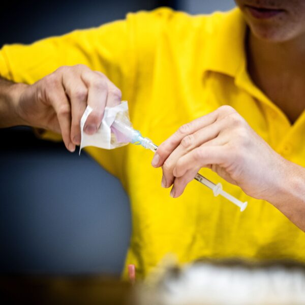 Nederlandse vaccinatiebeleid is 'vorm van kortzichtigheid door onze overheid'