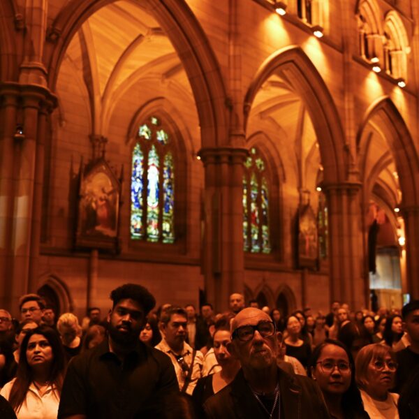 Religie terug als ankerpunt in moeilijke tijd? 'Eerder stagnering in daling'