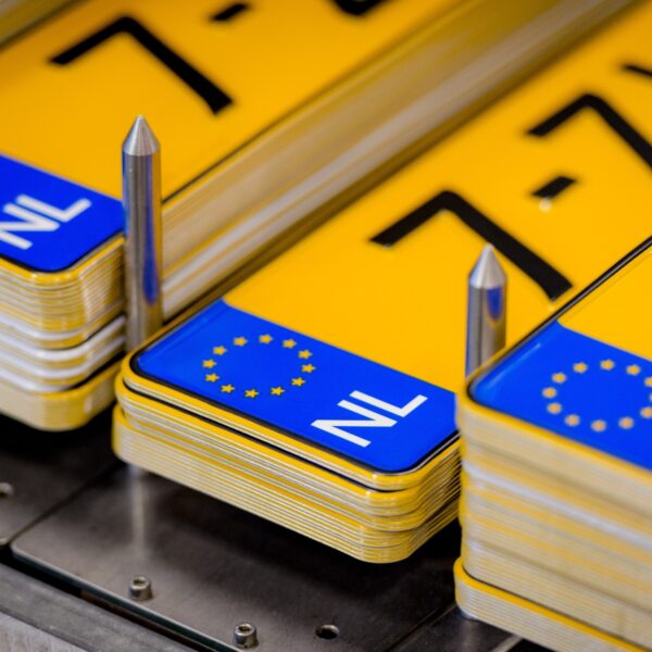 Waarom zijn Nederlandse nummerplaten geel?