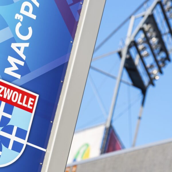 Hugo Borst en PEC-aanvoerder Bram van Polen over voetbalgeweld: 'Voetballers moeten dichter op die supporters staan'