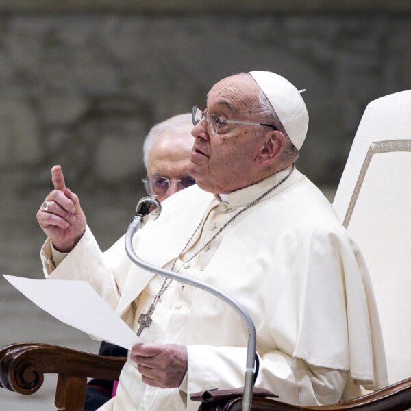 Paus Franciscus 'stelt zich kwetsbaar op' in boek: 'Deelt zijn schaamtes'