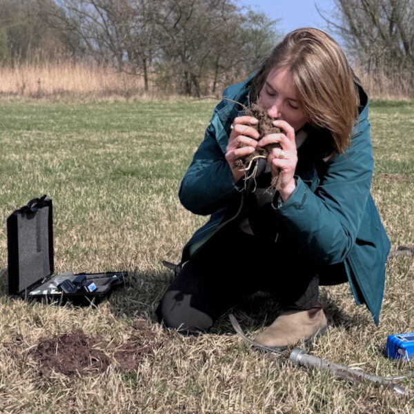Bodem snuffelen: zo weet je of de bodem gezond is!