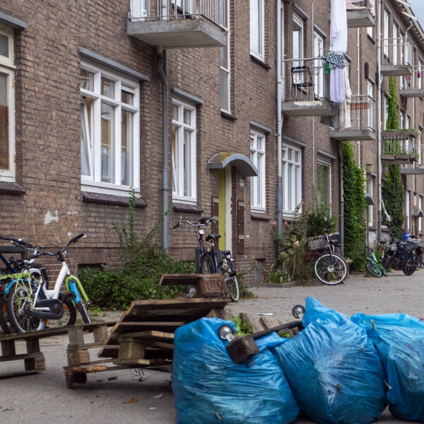 Leven in armoede: 'Elke keer als de bel gaat denk je: weer een deurwaarder'