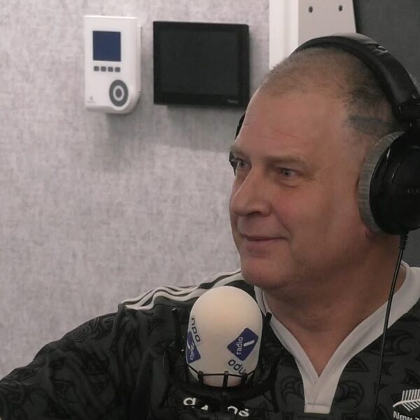 John vist heel veel geld uit het water, maar ook drugstelefoons en bazooka's