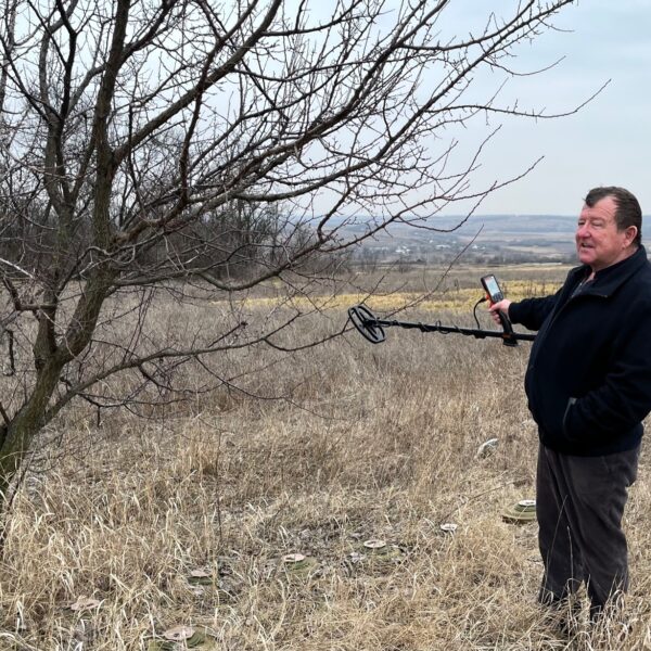Boer in Oekraïne trekt mijnen met blote handen uit de grond