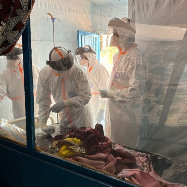 Podcast De Dag: midden in Congo's dodelijkste ebola-uitbraak ooit