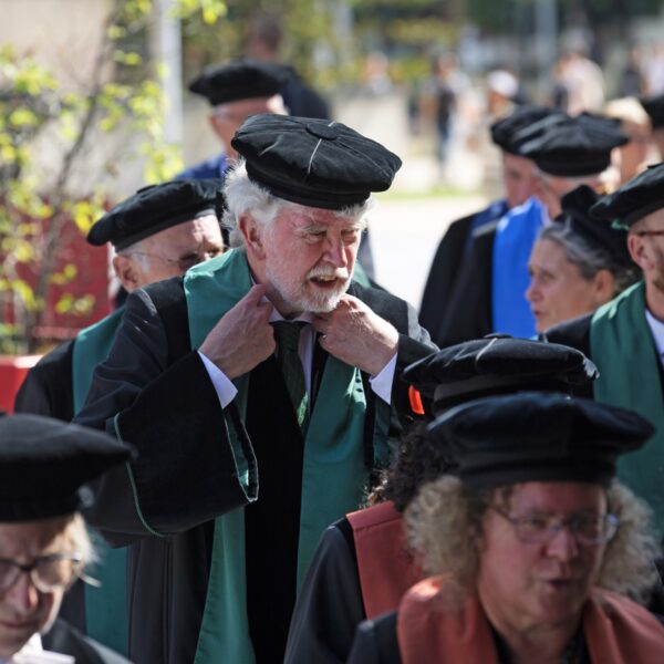 In hoeverre hebben academici de vrijheid om zich uit te laten over politiek?