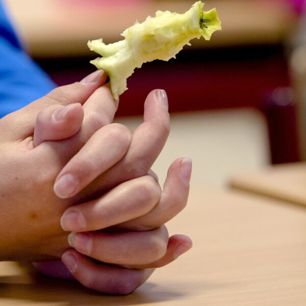 Is het eigenlijk toegestaan om fruitresten in de natuur achter te laten?