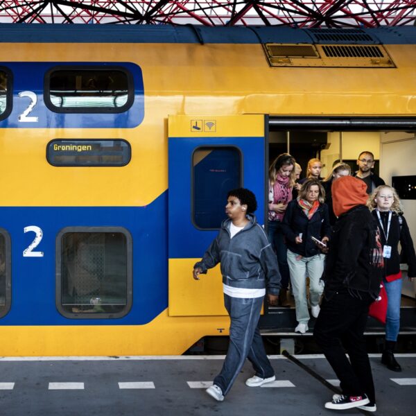 Is de aanhef 'beste reizigers' wel écht zo genderneutraal?