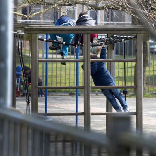 Buitenspelen? Weinig opgewassen tegen 'de macht van het scherm'