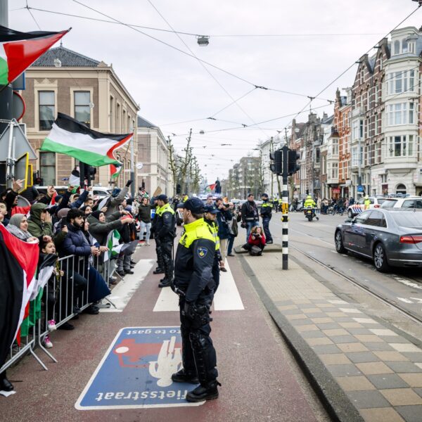 Inperken demonstratierecht haalt 'niets' uit: 'Ook uitingen die kwetsen of verontrusten vallen onder dat recht'