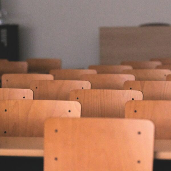 Stijging in aantal thuiszitters: gemeenten en onderwijs willen minister voor Jeugd en Onderwijs