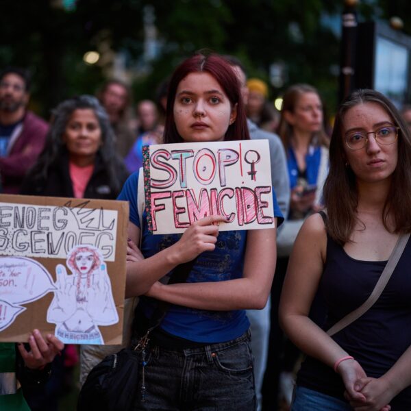 Gemeenten pleiten voor centrale hulppunten tegen vrouwengeweld: 'Drie keer je verhaal moeten doen, is traumatisch'