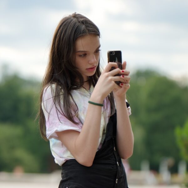 Smartphone is vernietigend voor jongeren: 'Werkt hetzelfde als cocaïne'