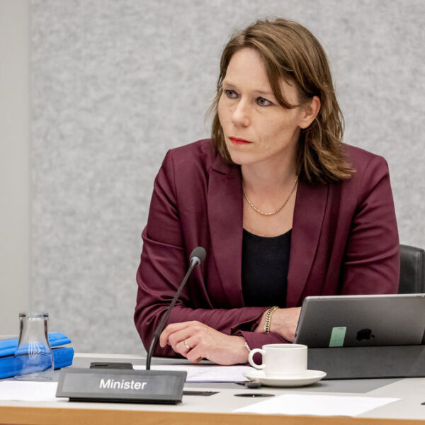 Minister Bruins Slot wil naming en shaming van bewindslieden die tegen advies in nieuwe banen nemen