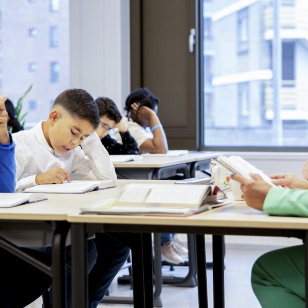 Zijn vaders de sleutel tot kinderen weer aan het lezen krijgen? 'Goed voorbeeld doet goed volgen'