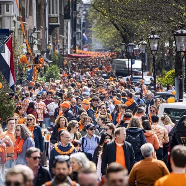 Hoe staan we tegenover Koningsdag: 'Voor mij hoeft er geen koning te zijn, wel Oranje Boven'