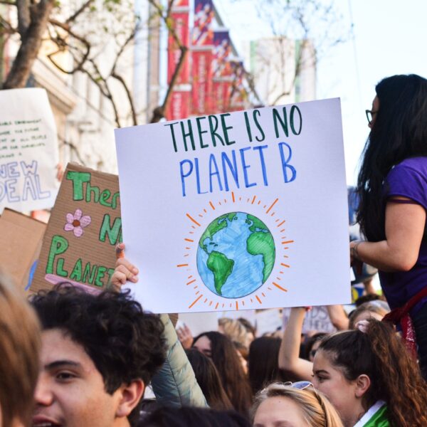 Jongerenafdelingen politieke partijen in debat over klimaat