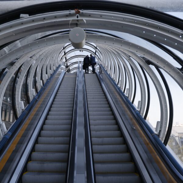 Waarom gaat over een stilstaande roltrap lopen zo moeizaam?