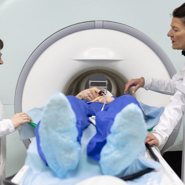Met z'n allen in de MRI? 'Zo komt iedereen in het medisch circuit én vergroot druk op de zorg'