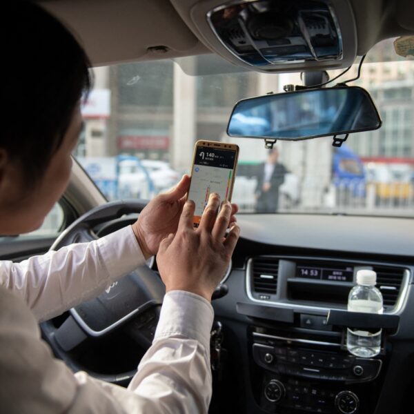 Boete voor telefoongebruik achter het stuur moet 'afhankelijk zijn van aantal keer dat je gepakt bent'