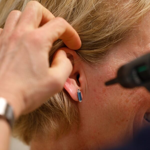 Geluidsniveau niet enige middel in strijd tegen oorsuizen: 'Oordoppen moeten overal verkrijgbaar zijn'