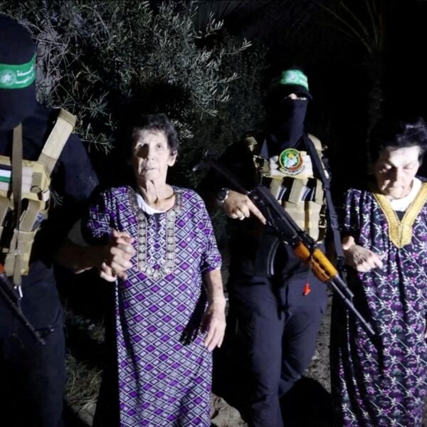 Hamas laat twee Israëlische gijzelaars gaan: 'Onbekend wat Hamas terugkrijgt'