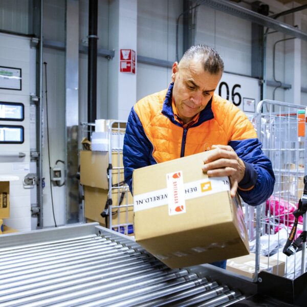 Waarom bestellen we zoveel pakketjes? 'Wordt het brein heel blij van'