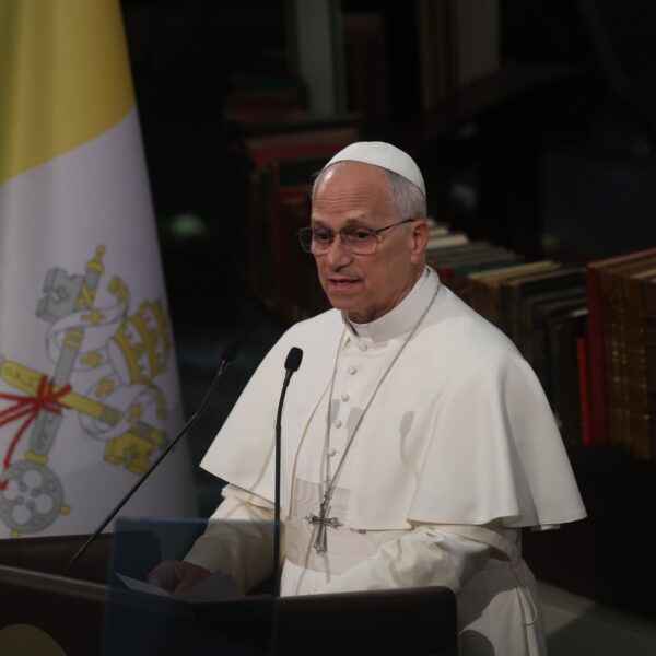 Hoe erg verschilt paus Leo van Franciscus op het wereldtoneel?
