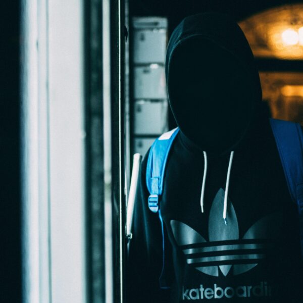 Nederlandse singles opgelicht door valse André Rieu, Mark Rutte en René Froger