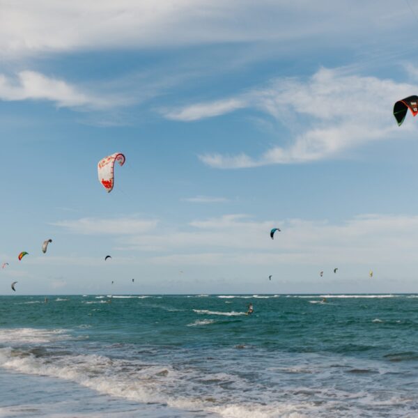 Opkomend fenomeen: kitesurfers halen drugs op vanaf zandbank