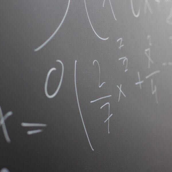 Is het predicaat 'cum laude' achterhaald?